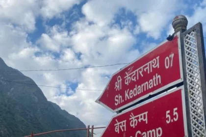 Devotees trekking through snow-clad mountains on their 5-day journey to Kedarnath Temple in Uttarakhand.
