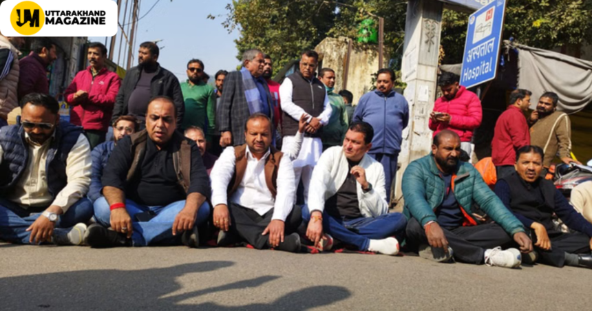 Haridwar Mortuary Negligence – family protesting after rats damage body